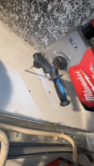 Villanyszerelő szakember gyors hibaelhárítást végez egy elektromos kapcsoló beállításával – ZENTX villanyszerelés.