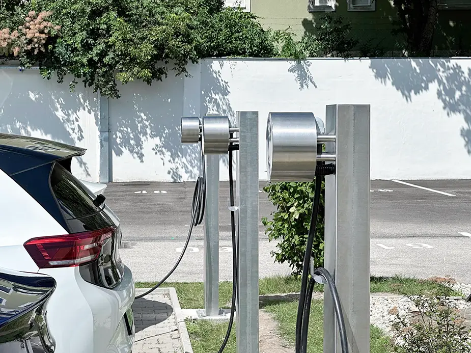 ZENTX Charge Dupla Voltie oszlopos AC töltőállomás telepítése vállalati parkolóba.