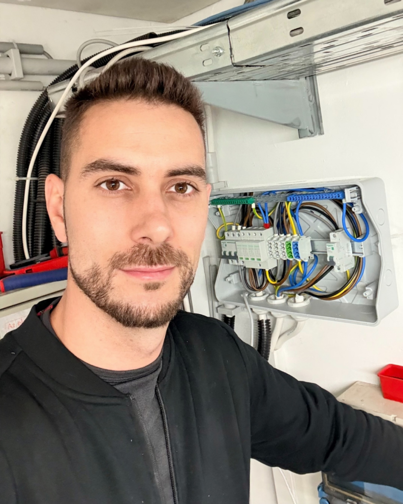 Profi klímaszerelő és villanyszerelő szakember, Kóródy Martin a ZENTX klíma és villanyszerelési munka közben.
