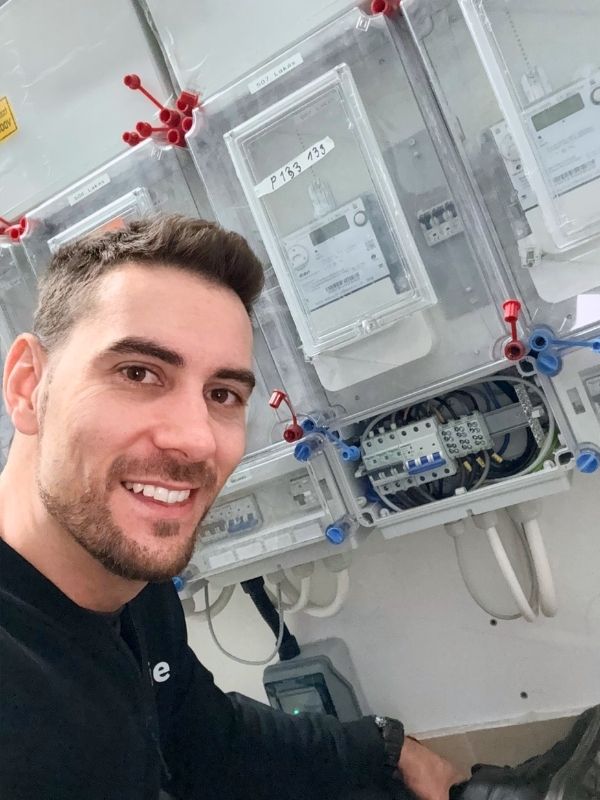 Kóródy Martin villanyszerelő szakember ellenőrzi a villamos hálózatot Budapesten – ZENTX villanyszerelés.