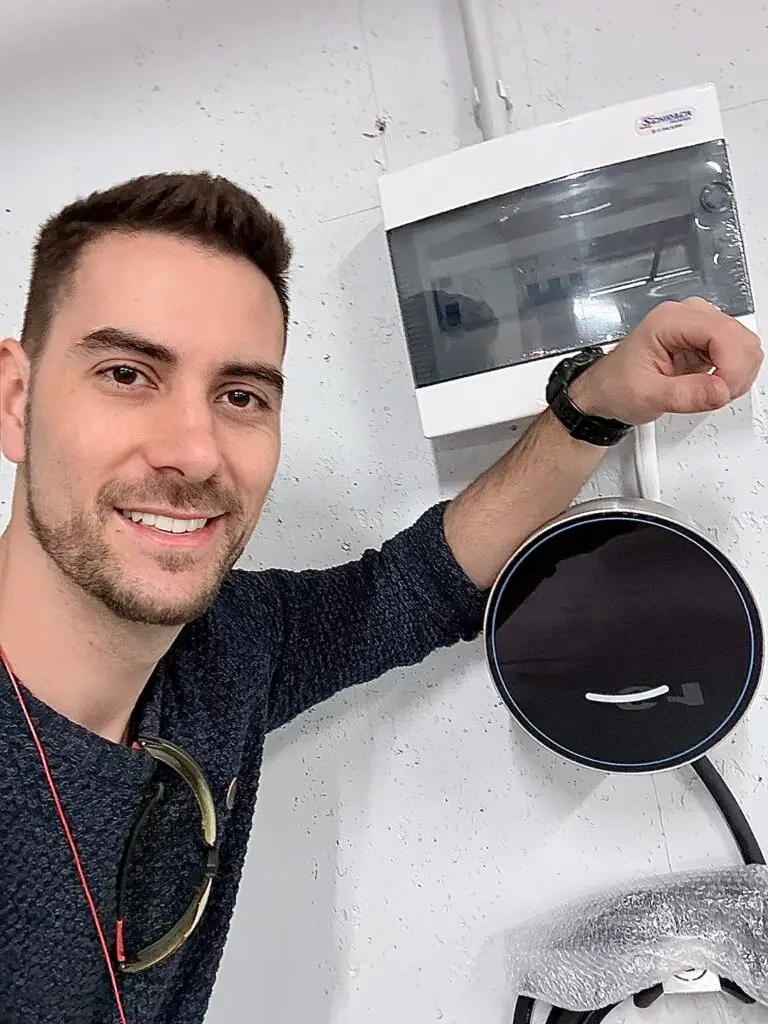 villanyszerelő elektromos autó töltő telepítés közben budapest