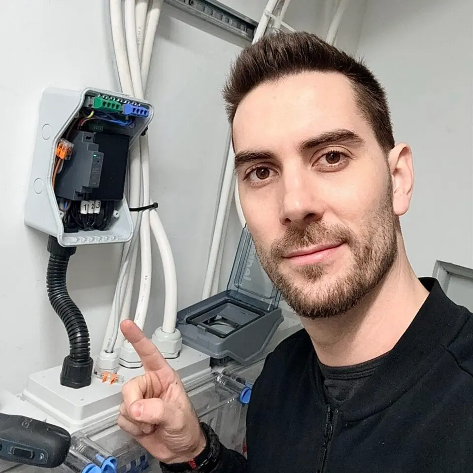 A ZENTX villanyszerelő szakembere éppen egy elektromos autó töltőállomás biztonsági ellenőrzését végzi.