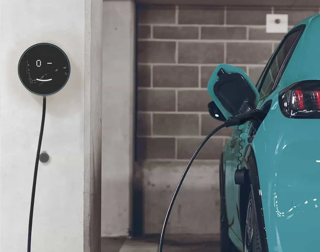 Elektromos autó töltése garázsban telepített Voltie fali wallbox segítségével, ZENTX telepítette