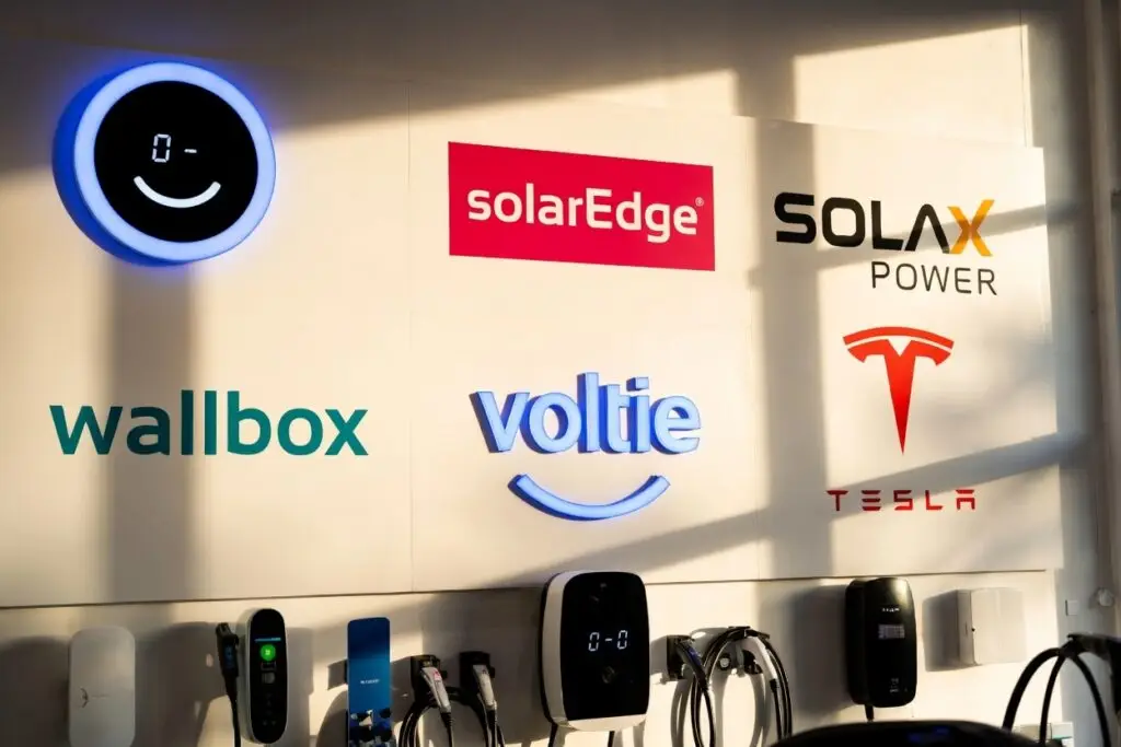 villanyszerelő elektromos autó töltő telepítés közben budapest