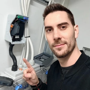 A ZENTX villanyszerelő szakembere éppen egy elektromos autó töltőállomás biztonsági ellenőrzését végzi.