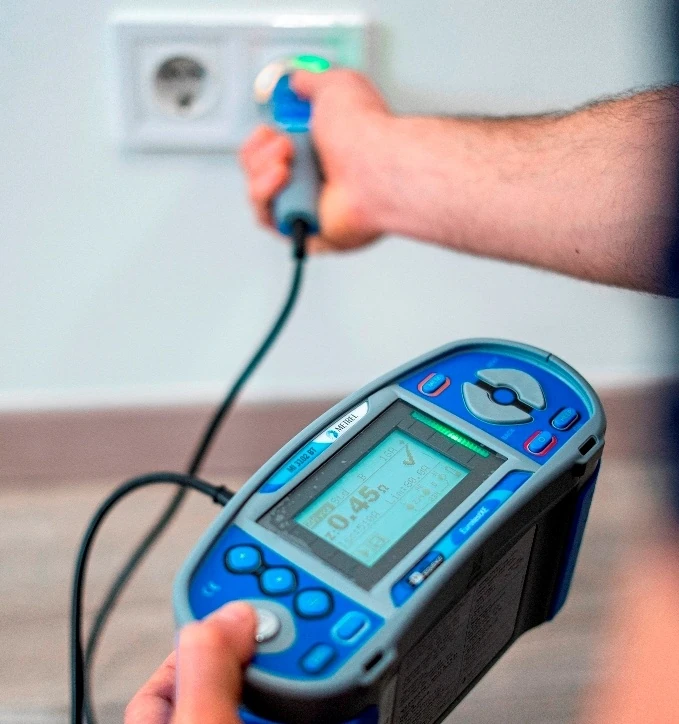 Lakossági és ipari villanyszerelés, hibaelhárítás és hálózatbővítés szakszerűen. Szakembereink garantálják a biztonságos és stabil elektromos rendszert otthonában vagy üzlethelyiségében.