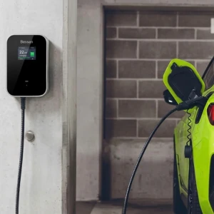 Elektromos autó töltése modern töltőállomáson Budapesten, gyors és biztonságos megoldással.