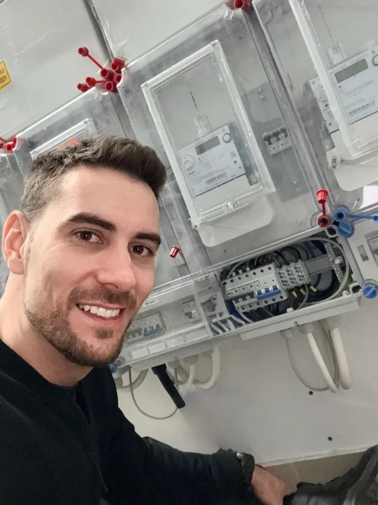 Kóródy Martin villanyszerelő szakember ellenőrzi a villamos hálózatot Budapesten – ZENTX villanyszerelés.