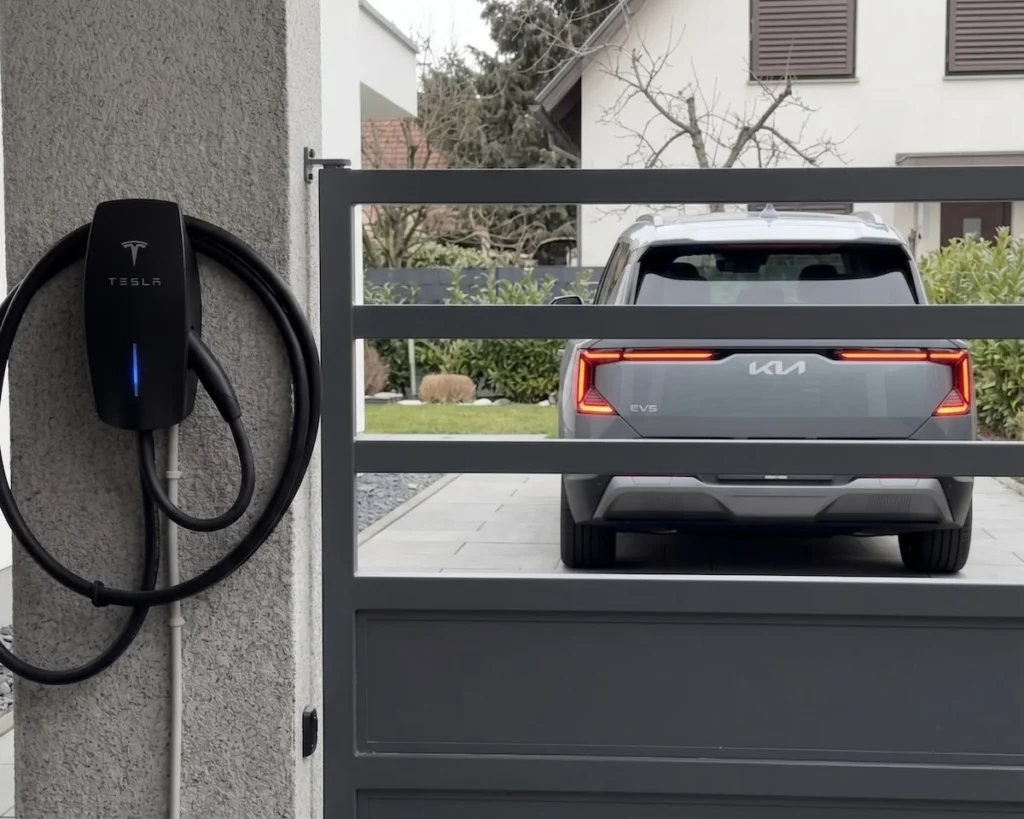 Elektromos autó töltése modern töltőállomáson Budapesten, gyors és biztonságos megoldással.