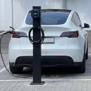 Elektromos autó töltése modern töltőállomáson Budapesten, gyors és biztonságos megoldással.